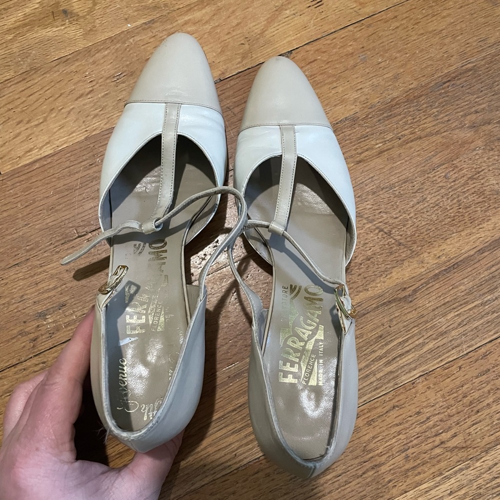 🌱Salvatore Ferragamo Women's Cream Heels